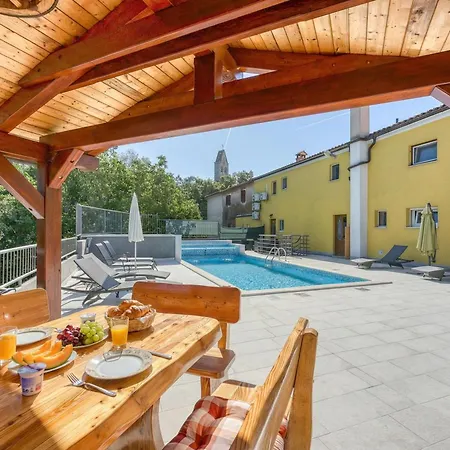 Pool House Klarina - Happy Semesterbostad *
